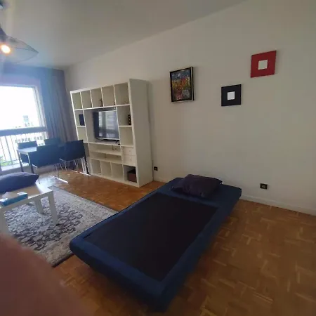 4 Min Walk To Metro, 60m², Renovated, La Defense * Puteaux