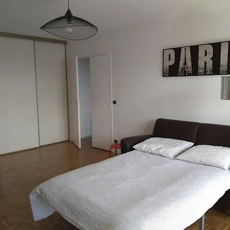 4 Min Walk To Metro, 60m², Renovated, La Defense Apartment
