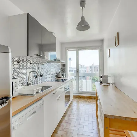 4 Min Walk To Metro, 60m², Renovated, La Defense Apartment