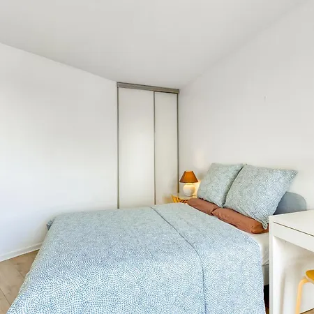 4 Min Walk To Metro, 60m², Renovated, La Defense Apartment Puteaux