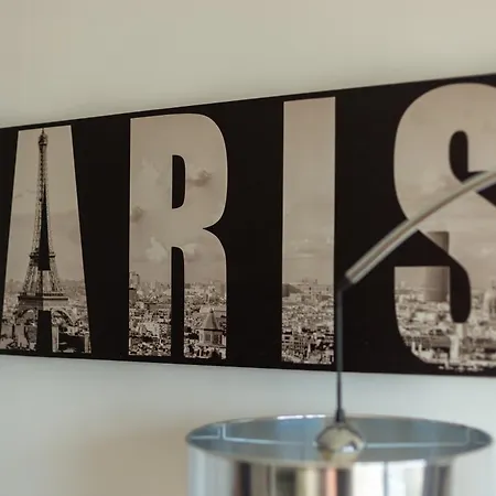 4 Min Walk To Metro, 60m², Renovated, La Defense Puteaux