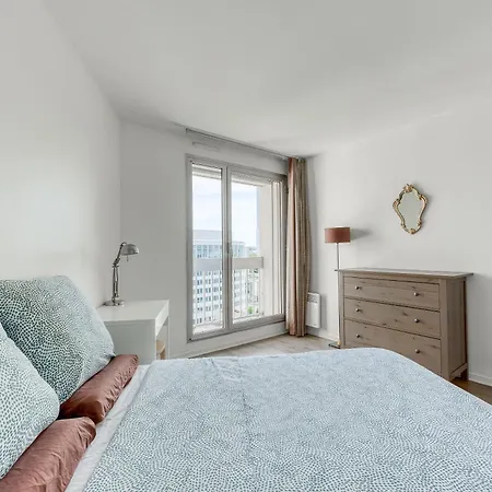 4 Min Walk To Metro, 60m², Renovated, La Defense * Puteaux