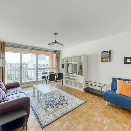 4 Min Walk To Metro, 60m², Renovated, La Defense