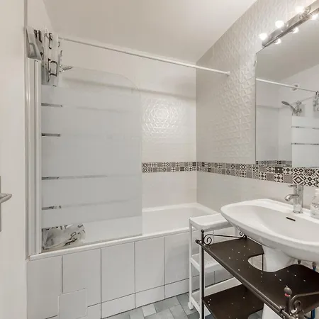 Apartment 4 Min Walk To Metro, 60m², Renovated, La Defense