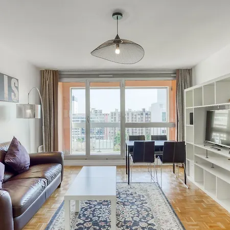 4 Min Walk To Metro, 60m², Renovated, La Defense Apartment Puteaux