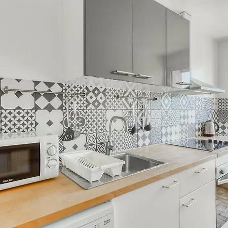 Apartment 4 Min Walk To Metro, 60m², Renovated, La Defense Puteaux