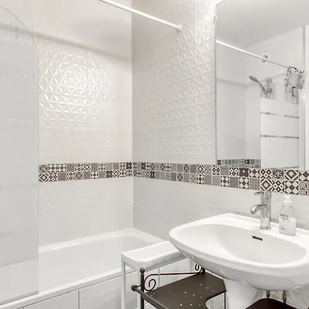 4 Min Walk To Metro, 60m², Renovated, La Defense *