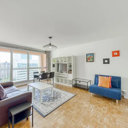 4 Min Walk To Metro, 60m², Renovated, La Defense Puteaux