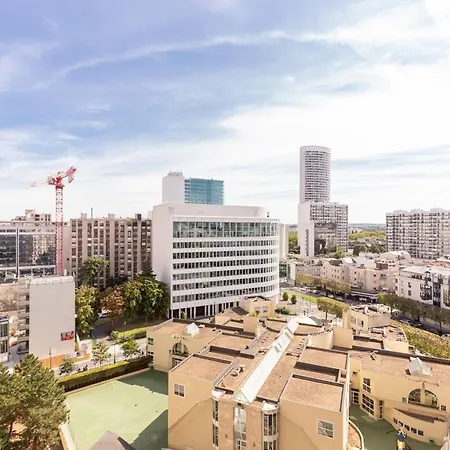 4 Min Walk To Metro, 60m², Renovated, La Defense * Puteaux